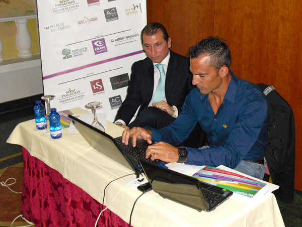 Emilio Merchán junto a José Miguel Herrero, director de Questión de Imagen, en un momento de la presentación de la web